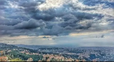 الطقس غدا متقلب وماطر أحيانا يتحسن تدريجا ليلا
