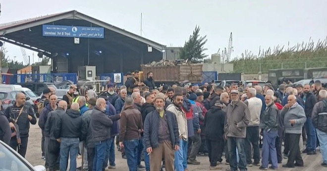 سائقو الأجرة يقطعون أوتوستراد الرينغ احتجاجاً على ضريبة البنزين