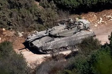 دبابة إسرائيلية تطلق النارعلى قوة الجيش أثناء مهمة ميدانية مشتركة مع 