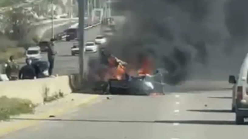 استهداف سيارة على اوتوستراد الزهراني - صور