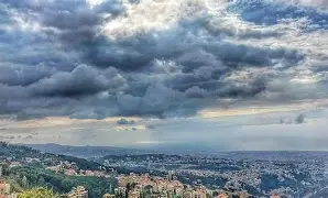 طقس نهاية الاسبوع متقلب مع انخفاض في الحرارة وأمطار متفرقة تشتد غزارتها أحيانا