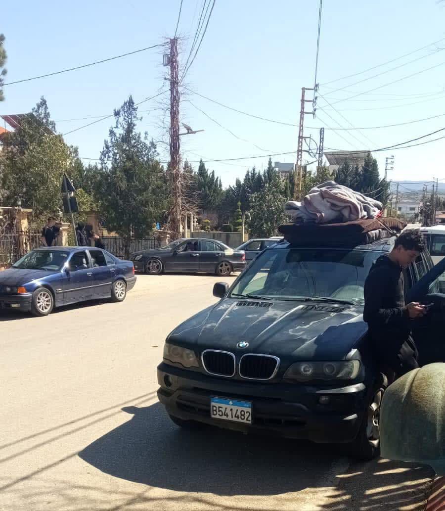 النازحون ومعظمهم من عيتا الشعب يستعدون لمغادرة بلدة رميش عند الثالثة عصرا بمواكبة من الجيش وصولا إلى صيدا