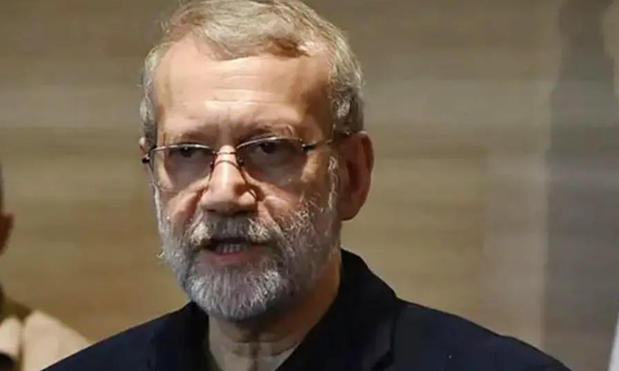 لاريجاني يعلن أن المرحلة الانتقالية بعد مقتل خامنئي تبدأ اليوم