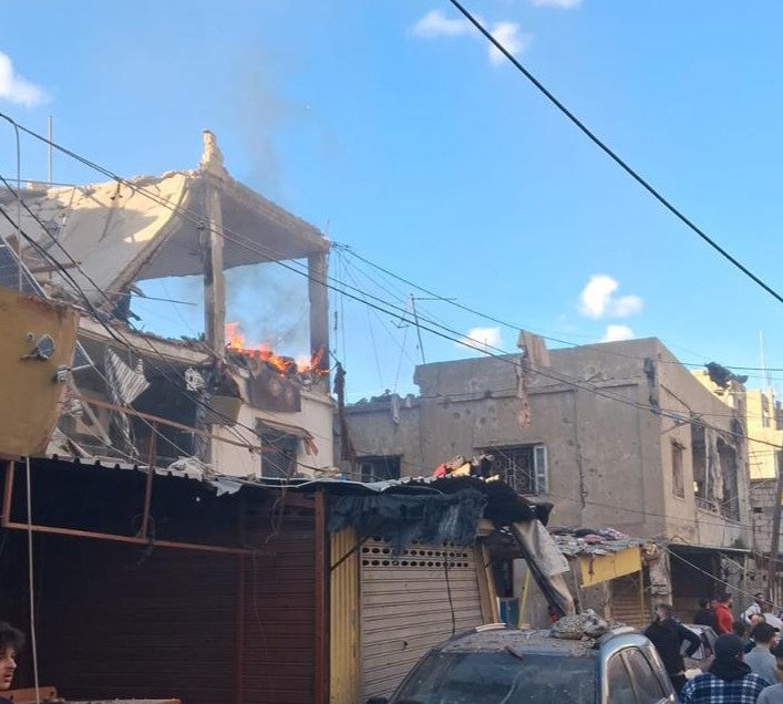 بارجة حربية اسرائيلية تستهدف منطقة تعمير عين الحلوة بصاروخين وتوقع اصابات