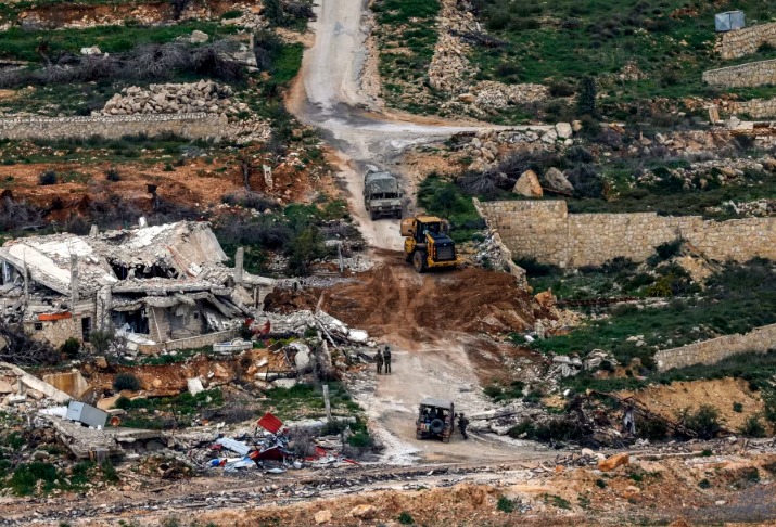 اسرائيل تخطط لحملة عسكرية طويلة ضد حزب الله وتكثّف عملياتها في جنوب لبنان