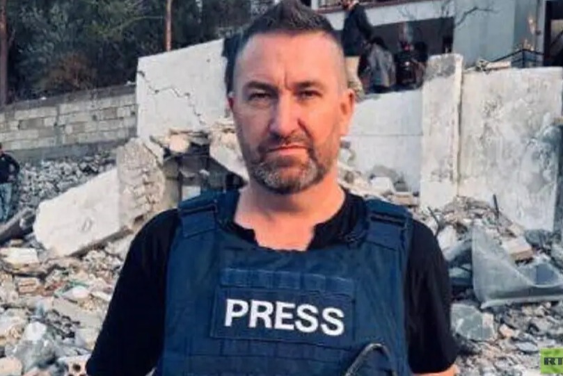 إصابة مراسل قناة RT ستيف سويني ومصوره بهجوم إسرائيلي في جنوب لبنان