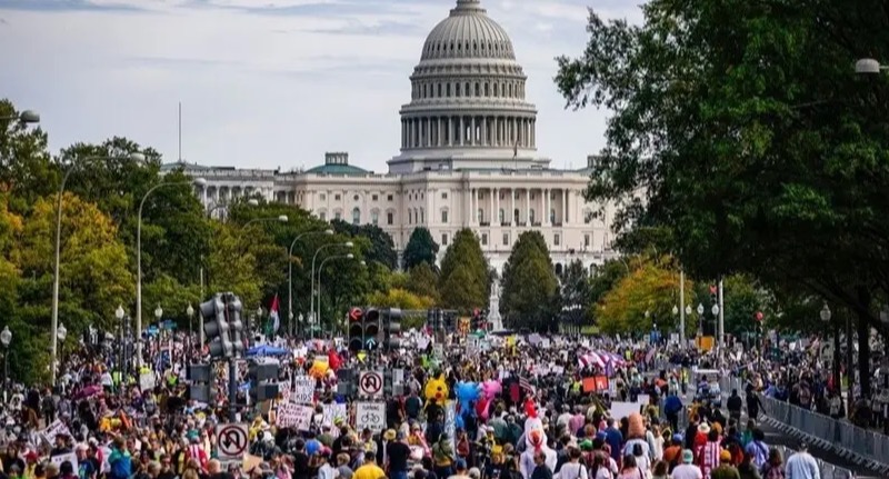 ملايين المتظاهرين في الولايات المتحدة ضد ترامب وسياساته