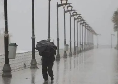 انخفاض سريع بالحرارة غدا مع امطار موحلة ورياح ناشطة