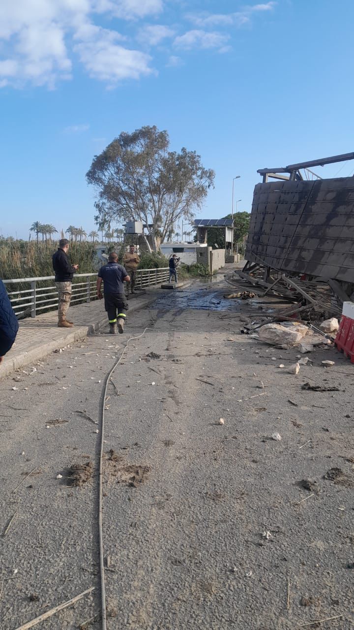 فتح مسرب على جسر القاسمية يسمح بمرور سيارة واحدة وكان الجسر تعرض امس لغارة جوية