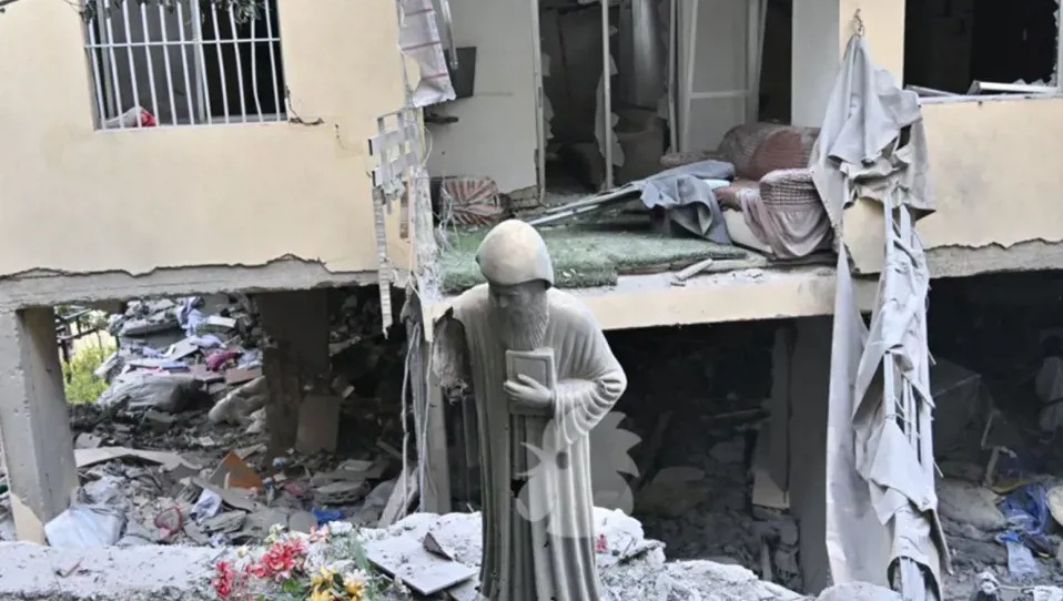 بيان جديد للجيش حول استهداف شقّة في عين سعادة... من هو الشخص الذي كان على متن الدراجة؟