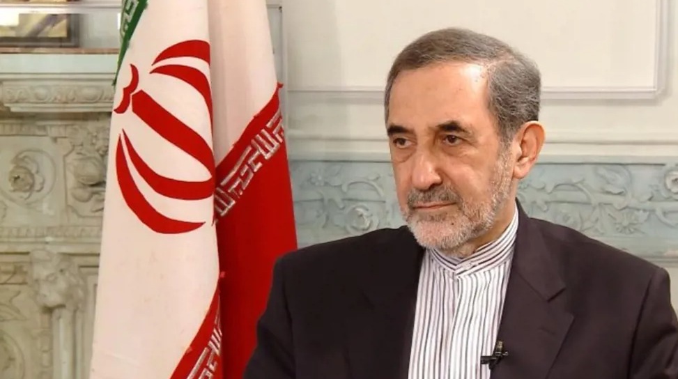 مستشار خامنئي يتورّط في تهديد رئيس الحكومة اللبنانية!