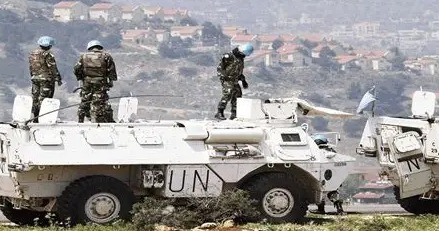 اليونيفيل تعرب عن القلق من إطلاق حزب الله والاسرائيليين مقذوفات على مواقعها