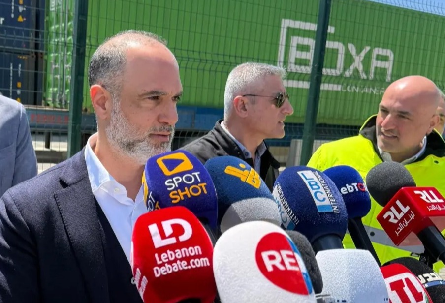 وزير الأشغال جال في مرفأ بيروت: مخزون الأمن الغذائي يكفي لمدة ثلاثة أشهر