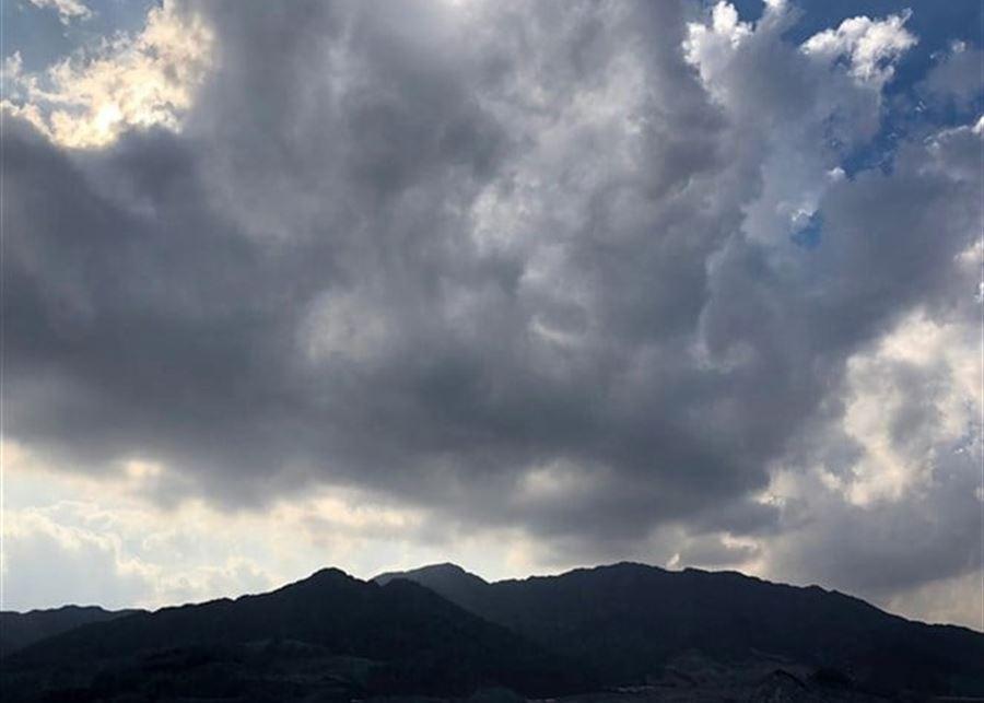 طقس ربيعي بأجواء ممطرة...