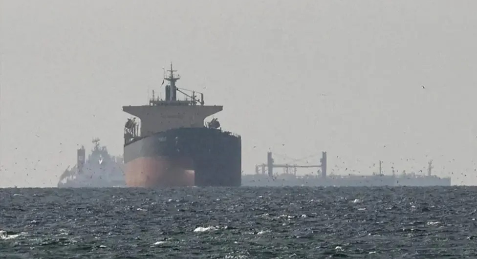هيئة بريطانية: تعرّض سفينة شحن لإطلاق نار لدى مغادرتها إيران