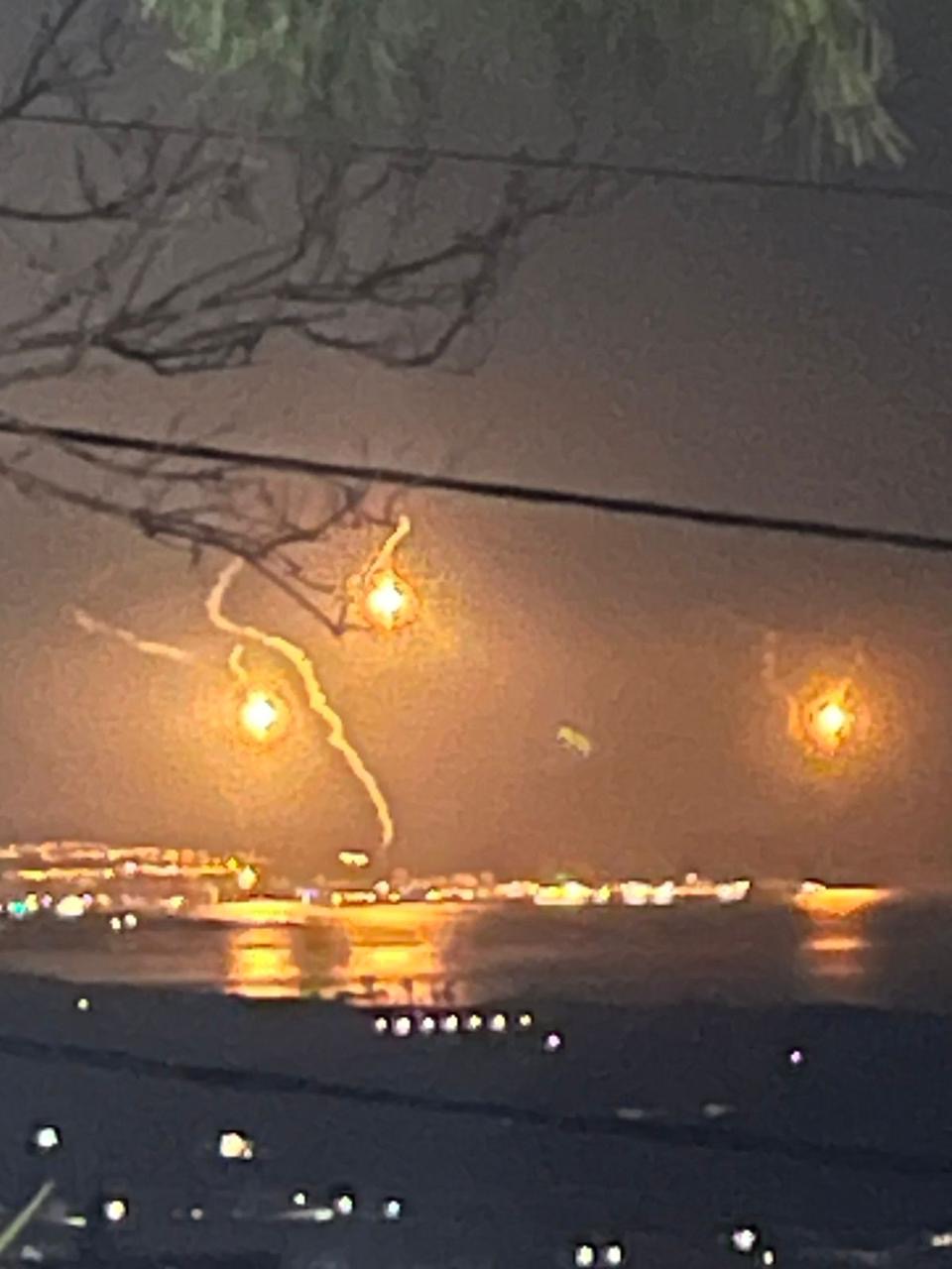 غارات عنيفة جنوب الليطاني وشماله 
اخرها في عدلون ودير انطار 
وسقوط اصابات في السماعية وضحية وعدد من الجرحى في الشبريحا 
وأضرار في مستشفى تبنين 
وقنابل مضيئة في اجواء صور والساحل الجنوبي