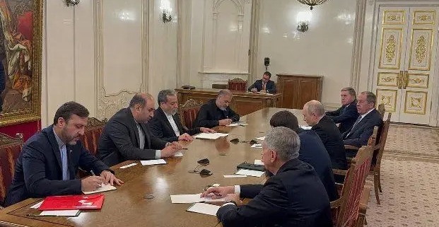 بوتين يجرى محادثات مع عراقجي في سان بطرسبورغ ويكشف عن رسالة تلقاها من 