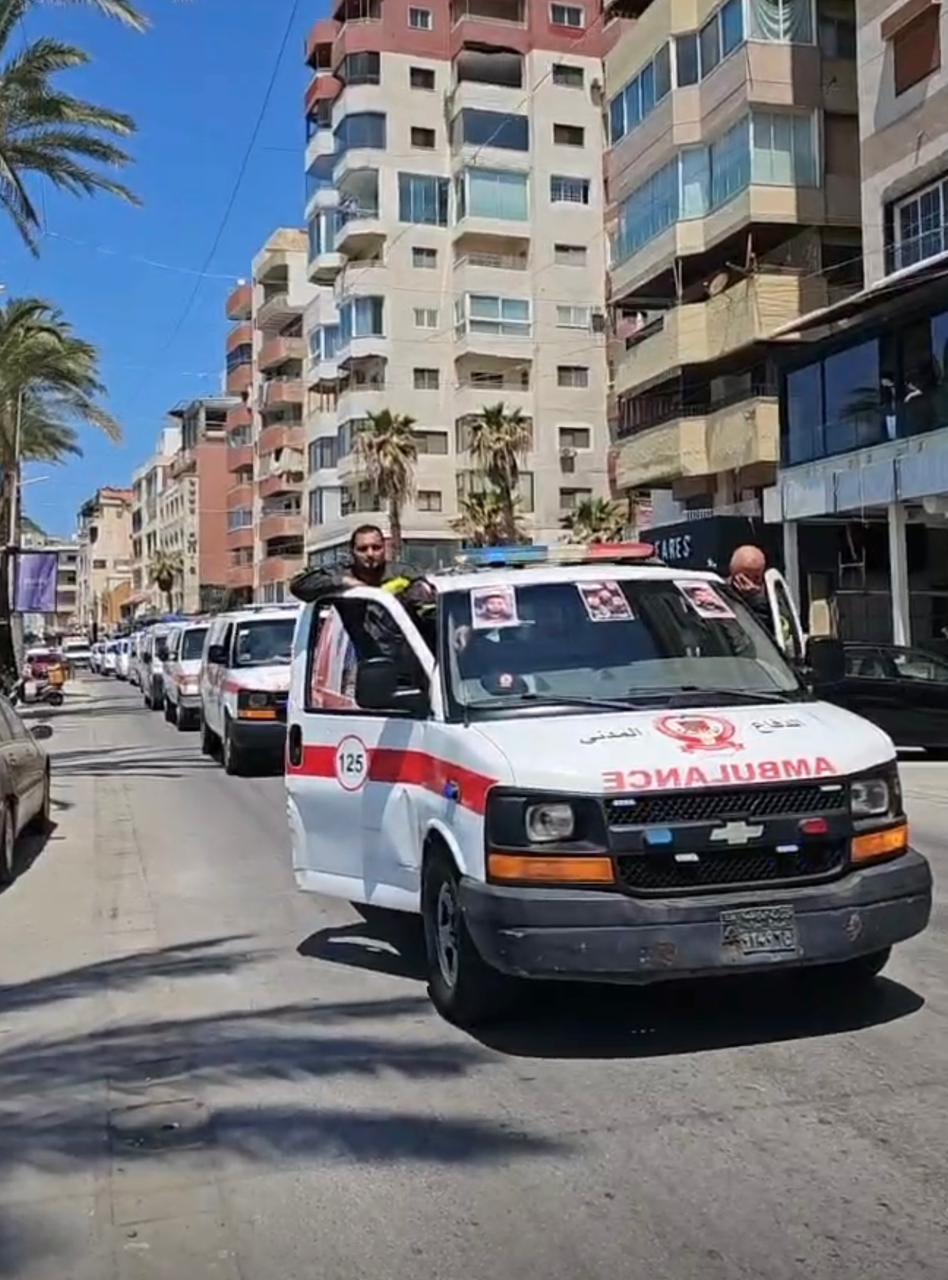 الدفاع المدني في صور يشيع شهداءه الثلاثة الذين كانوا قضوا قبل يومين اثناء محاولتهم سحب جريحين في مجدلزون وسلك موكب التشييع على طول الكورنيش الجنوبي للمدينة