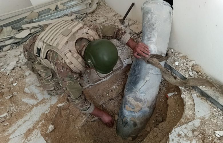 الجيش يواصل إزالة الذخائر غير المنفجرة ويفكّك ٤ قنابل طيران من مخلفات العدوان الإسرائيلي في النبطية وبنت جبيل