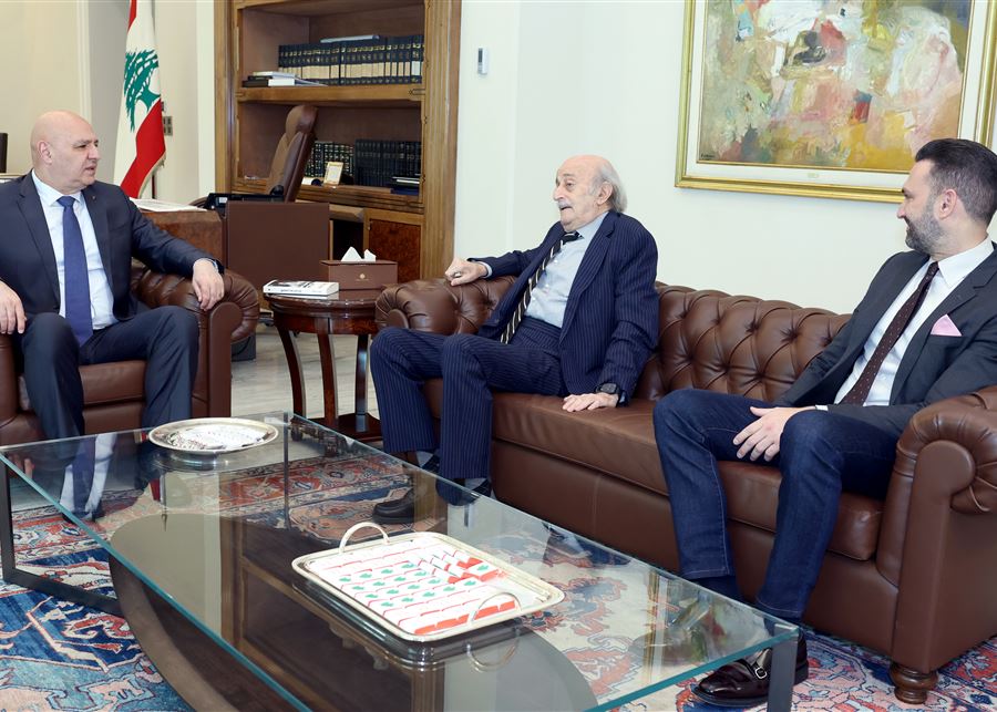 جنبلاط بعد لقائه الرئيس عون: نؤيد المفاوضات إذا ما أدت الى الانسحاب التدريجي او الكامل