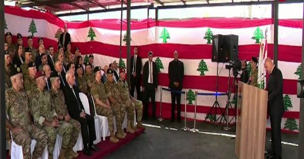 عون للجيش: تُدافعون حتّى عمّن هم ضدّ الدولة!