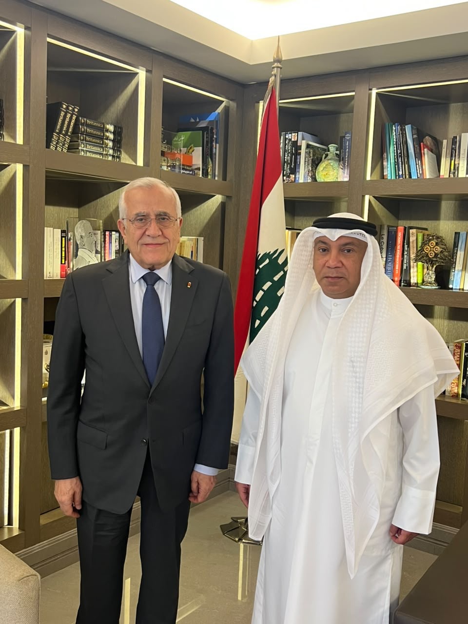 ميشال سليمان يبحث مع السفير الكويتي العلاقات الثنائية وتطورات المنطق