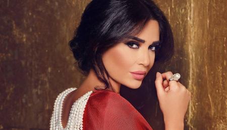 نجل سيرين عبدالنور يلفت الأنظار بهضامته.. هكذا لعب مع الكلب!