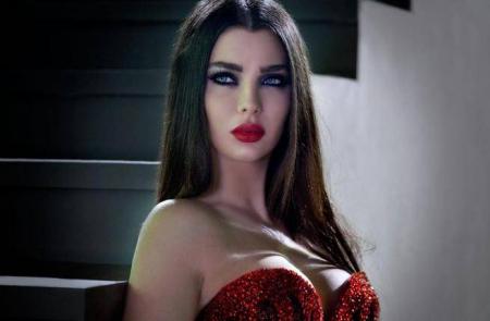 قمر تثير الجدل بلباس البحر في باريس!