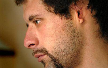 قطع أُذن استاذ الرياضة كرمى لعيون ابنة صديقه