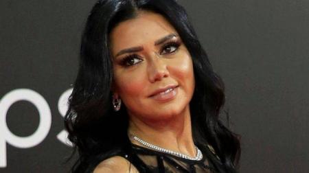 رانيا يوسف تصدّ العريس بِ‍"نكتة"!