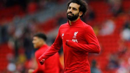 محمد صلاح يشعل "التواصل الاجتماعي" بصوره مع عارضة برازيلية