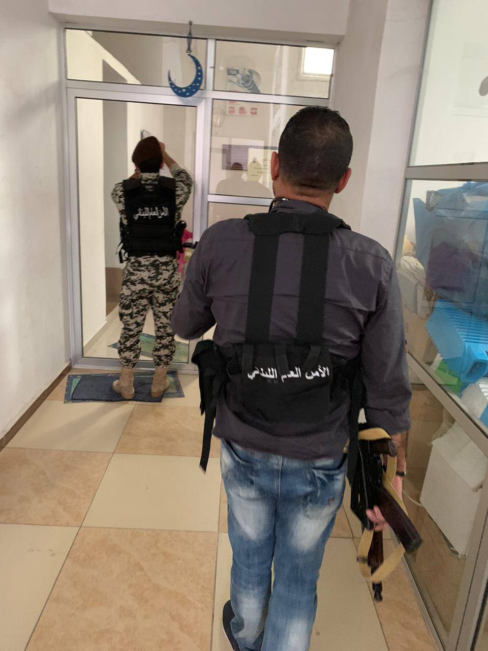 اقفال عيادة بالشمع الأحمر في عرسال