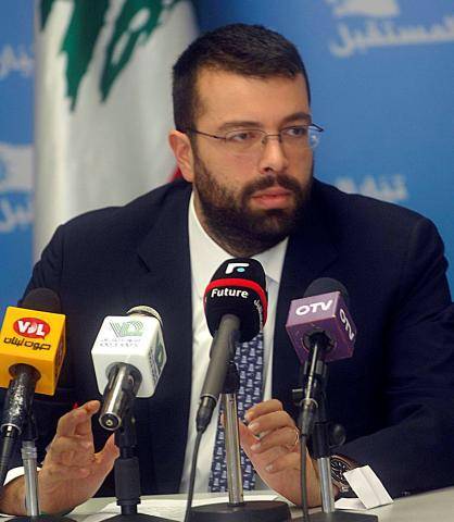 احمد الحريري تابع مع الجهات المعنية الحريق في المشرف