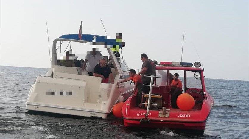 إنقاذ زورق سياحي وركابه مقابل شاطئ زوق مكايل
