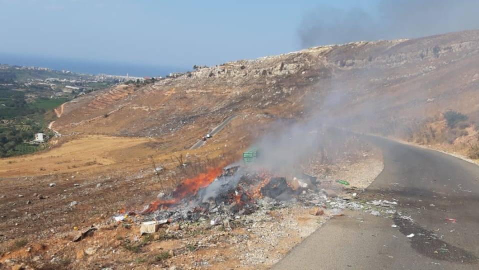 مجهول يُفرغ نفايات على مجرى 