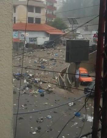 بالفيديو..  سيول الأمطار تجرف النفايات في الضنية