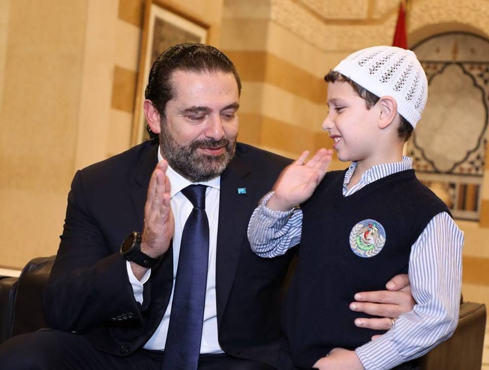 الحريري يكرم طفلاً ساهم باطفاء حريق دميت