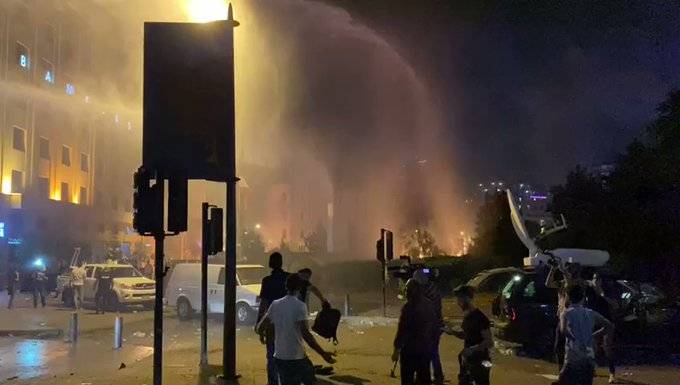 بالفيديو.. إطفاء حريق بآلية لقوى الأمن ‏