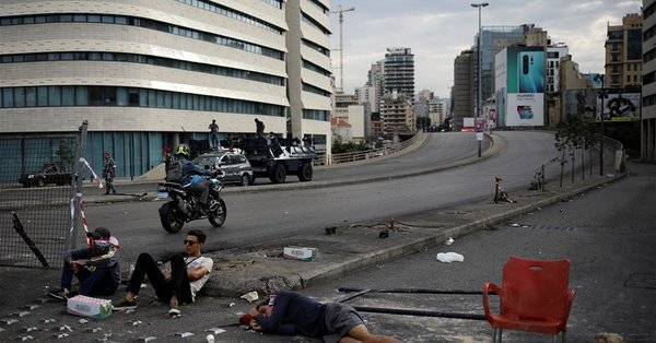 اقفال مثلث خلدة.. وسجالات بين محتجين ومواطنين