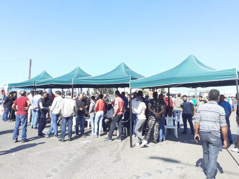 محتجون عادوا الى اوتوستراد الجية.. وإعادة الخيم في رياض الصلح