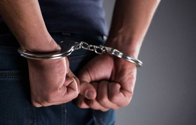 هدّد مواطنين بسكين وتهجّم على عناصر أمنية.. فأوقف