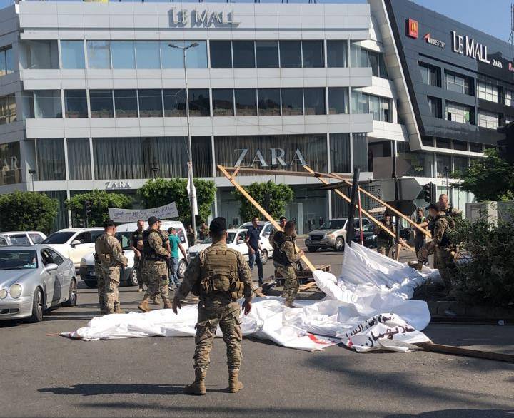 إزالة المنصة الرئيسية لاعتصام تقاطع إيليا في صيدا