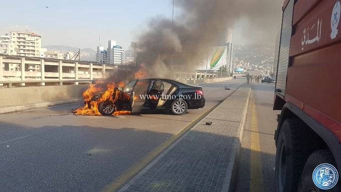 بالصور.. إحتراق مركبة على جسر برج حمود