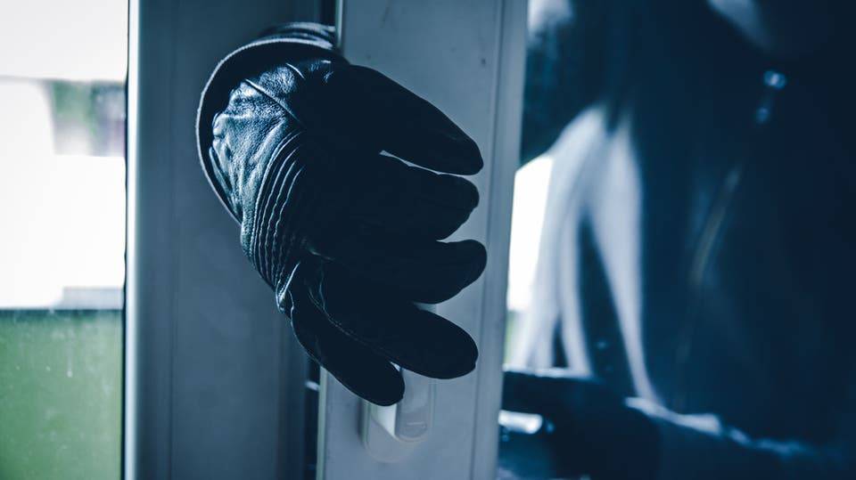 تعميم صورة موقوف امتهن السرقة والنشل