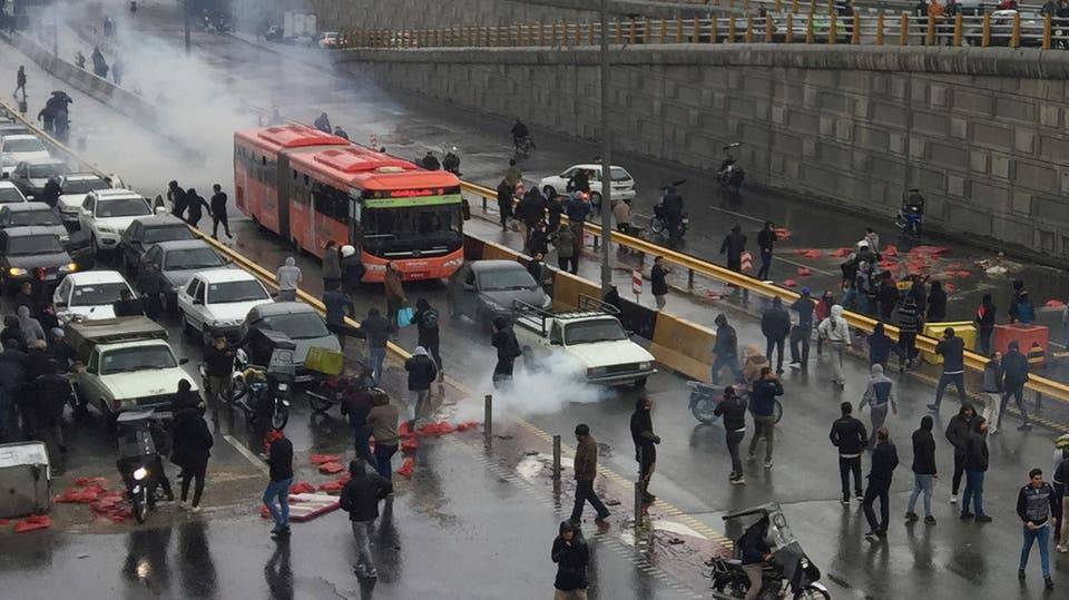 إيران تبرر قمع الاحتجاجات.. 