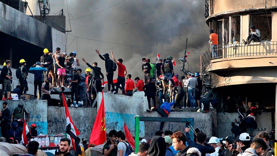 بغداد: ساحة التحرير تحتفل.. واشتباكات على جسر الأحرار