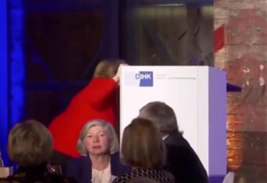 بالفيديو.. ميركل تقع أرضاً!