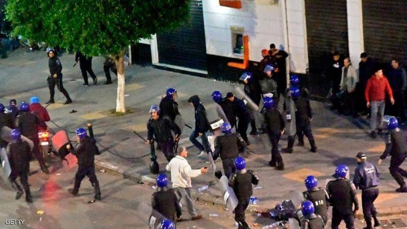 الجزائر.. محتجون واتهامات بخروق انتخابية
