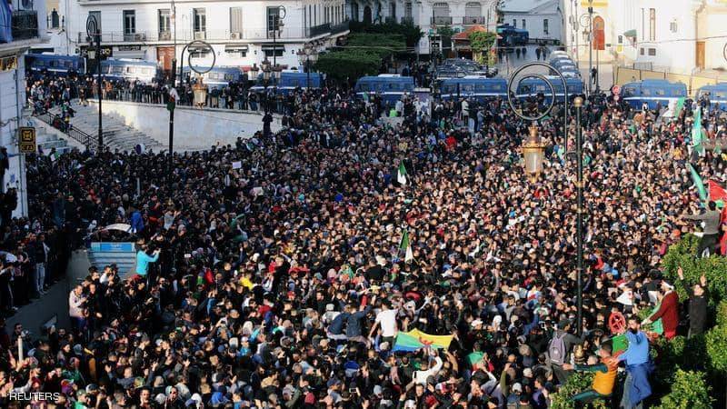 الجزائر .. ارتفاع نسبة المشاركة بالإنتخابات والآلاف يتظاهرون