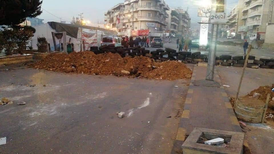 استمرار قطع الطرقات في البقاع احتجاجا على تكليف دياب